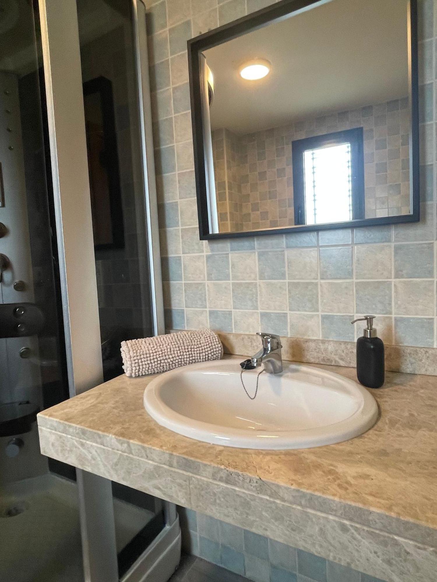 Stelarium-Suite Con Bano Privado En Casa Compartida-Uebica2 Mairena del Aljarafe Dış mekan fotoğraf